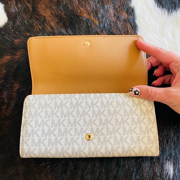 Michael Kors Shoulder Bag with matching Wallet in Vanilla/Acorn. - Picture 8 of 9